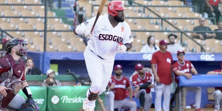 Sandber Pimentel da tres dobles; Leones anotan ocho en el 8vo