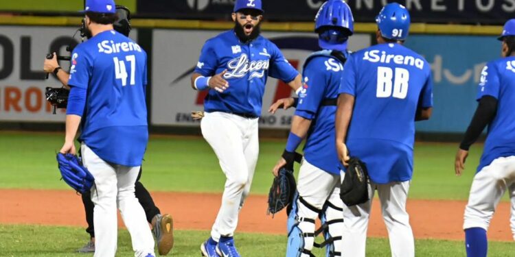 Licey remonta y somete al Escogido en dramático choque