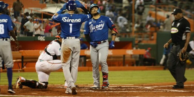 Licey aplasta a los Toros en el Corral