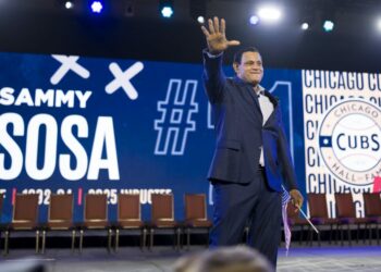 Fanáticos de los Cachorros les brindan una cálida bienvenida a Sammy Sosa