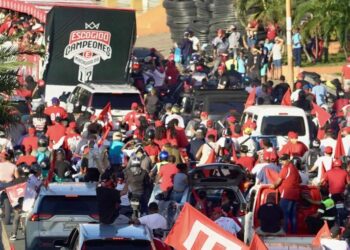Escogido celebra corona 17 con caravana por la capital