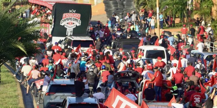 Escogido celebra corona 17 con caravana por la capital