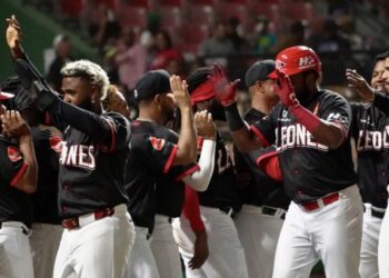 Con victoria 10-6, Leones se alejan de Estrellas y se acercan a la final