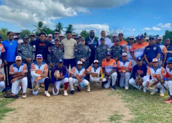 Estrellas de Grandes Ligas colaboran con la Policía en campaña navideña