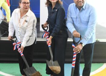 «Raquel Peña y Kelvin Cruz inician construcción del Multiúso del Club Domingo Paulino