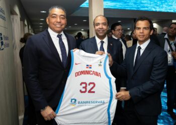 Presidente del BanReservas recibe camiseta selección nacional de basket en FITUR