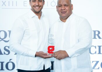 Raymond Rodríguez recibe reconocimiento como “Joven del Año”