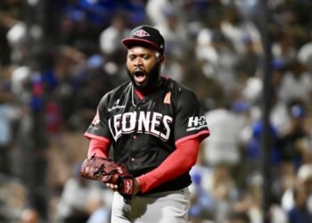 Leones blanquean al Licey y dominan 2-1 la Serie Final