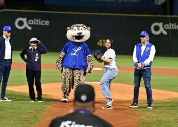 Ministra Faride Raful lanzó la primera bola