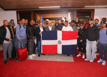 Escogido recibe bandera dominicana previo a salida a Serie del Caribe