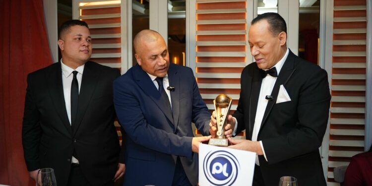 Franklin Mirabal recibe galardón de “Narrador Latino del Año”