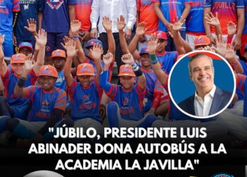 Luis Abinader entrega autobús a Academia La Javilla