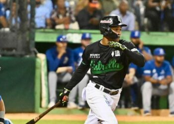 Estrellas firman jardinero agente libre Magneuris Sierra