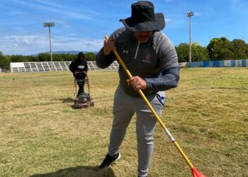 INEFI realiza operativo de mantenimiento en el Estadio Nadin Hazoury de Barahona