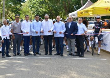 Kelvin Cruz y Andrés Bautista dan inicio a la vuelta ciclistca independencia