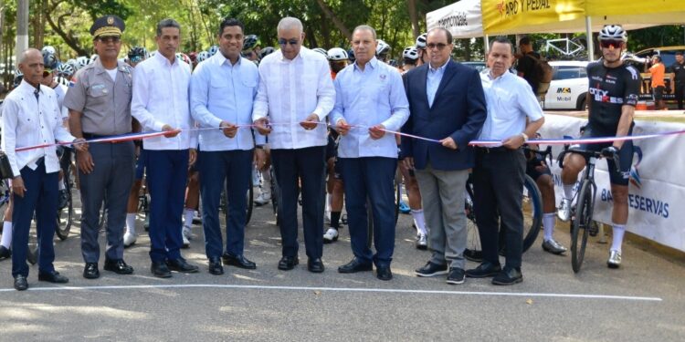 Kelvin Cruz y Andrés Bautista dan inicio a la vuelta ciclistca independencia