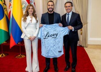 Licey obsequia chaqueta firmada al presidente Bukele