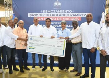 Ministro Kelvin Cruz entrega 16.3 millones para el remozamiento del multiuso Rolando Ramírez en SPM