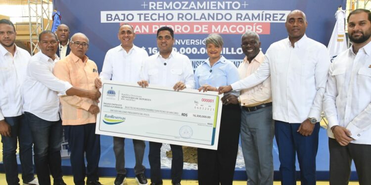 Ministro Kelvin Cruz entrega 16.3 millones para el remozamiento del multiuso Rolando Ramírez en SPM