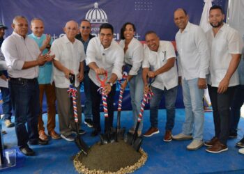 Ministro Kelvin Cruz inicia construcción pley de béisbol en Castañuelas