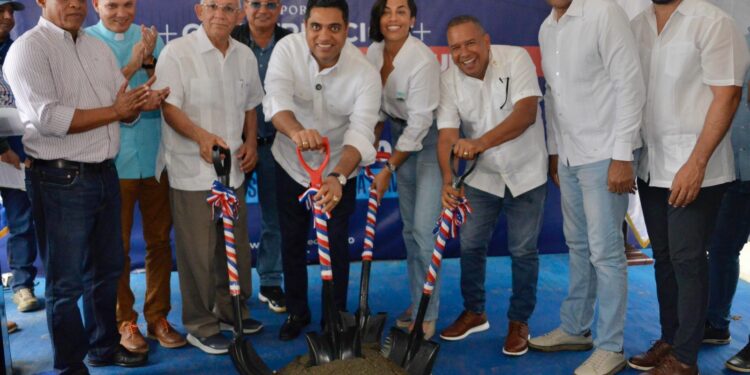 Ministro Kelvin Cruz inicia construcción pley de béisbol en Castañuelas