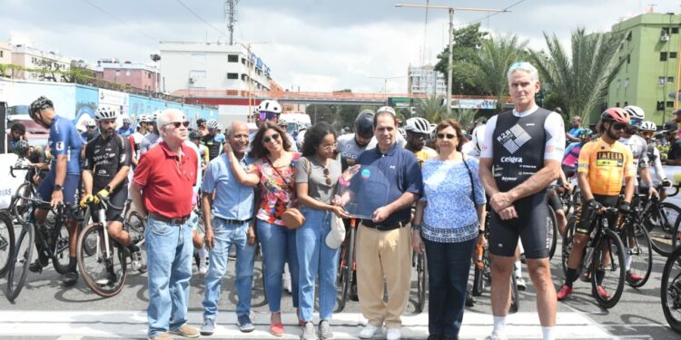 Grand Prix de Ciclismo El Caballito inicia con homenaje a Héctor J. Cruz