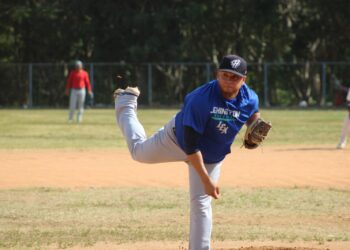 Luis Hernández en una Rotación de Alto Nivel en los Rieleros de Santiago