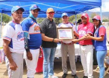 Liga deportiva Martínez reconoce al periodista ocoeño Dionisio Santana