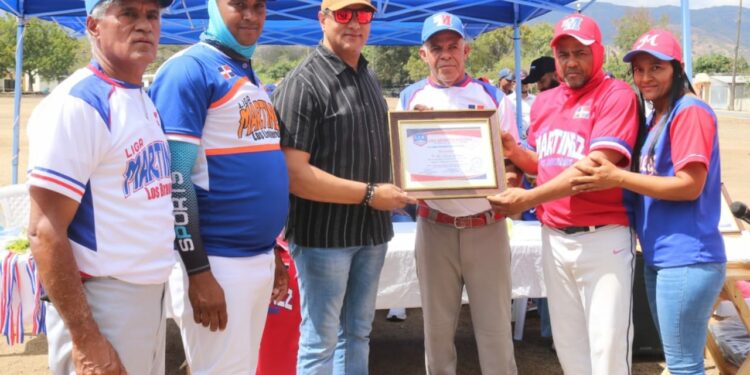 Liga deportiva Martínez reconoce al periodista ocoeño Dionisio Santana