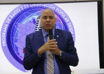 Héctor Gómez imparte conferencia sobre la ética periodística y estadísticas en el béisbol en Barahona