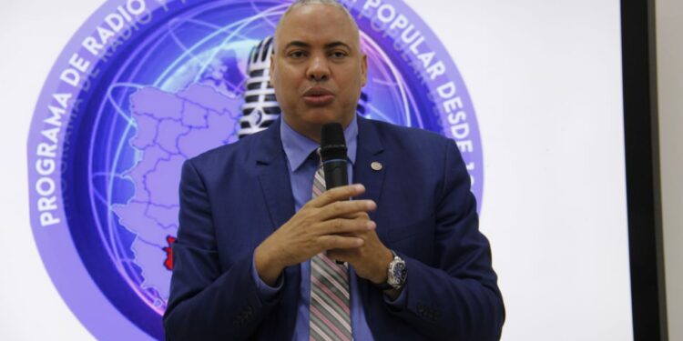 Héctor Gómez imparte conferencia sobre la ética periodística y estadísticas en el béisbol en Barahona