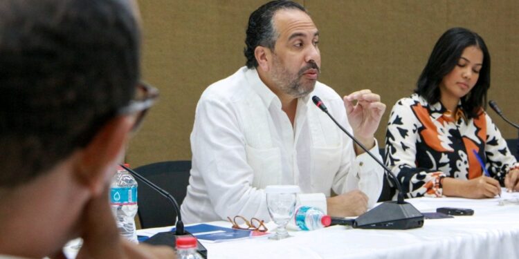 Alberto Rodríguez presenta en el Congreso el proyecto Tanda Extendida para fortalecer el deporte escolar