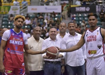 El director de Proindustria, Rafael «Papito» Cruz, realiza el saque de honor en el Baloncesto Superior de Santiago