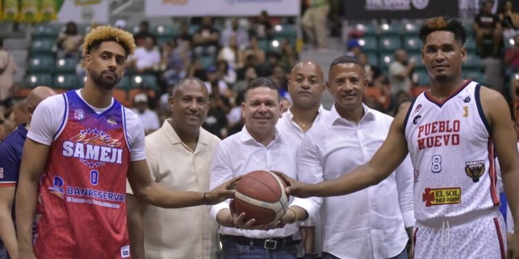 El director de Proindustria, Rafael «Papito» Cruz, realiza el saque de honor en el Baloncesto Superior de Santiago