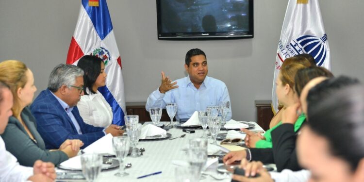 Kelvin Cruz se reúne con la Comisión de Deportes de la Cámara de Diputados