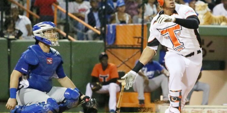 Toros firman al inicialista Ronald Guzmán