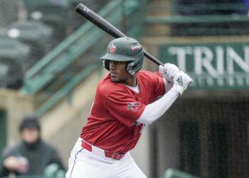 Leodalis De Vries batea para el Ciclo; Leandro López poncha 8