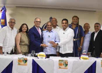 Reconocen a Leo Corporán con dedicatoria del voleibol playero de Hato Mayor