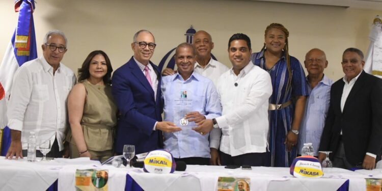 Reconocen a Leo Corporán con dedicatoria del voleibol playero de Hato Mayor