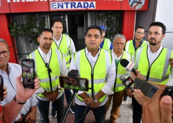 Ministro Kelvin Cruz realiza evaluación del techo de La Gran Arena del Cibao