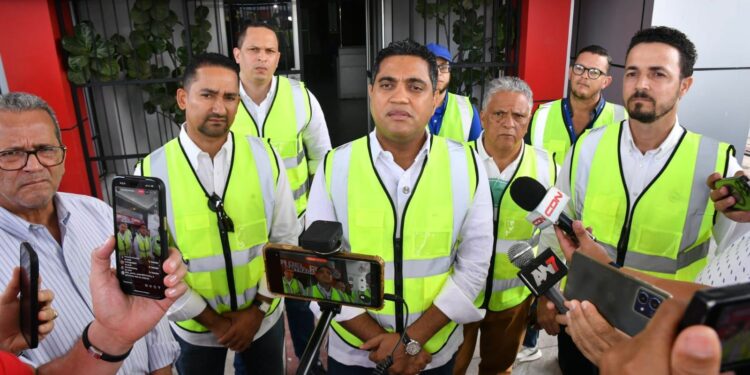 Ministro Kelvin Cruz realiza evaluación del techo de La Gran Arena del Cibao