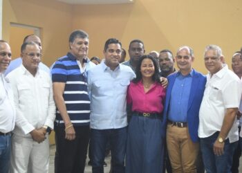 Kelvin Cruz supervisa trabajos de reconstrucción polideportivo de Las Caobas