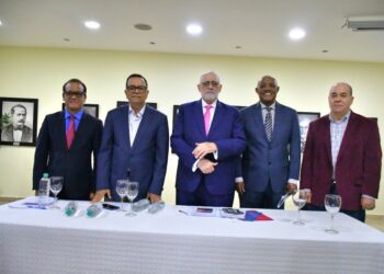 Vitelio Mejía pone a circular libro de poemas