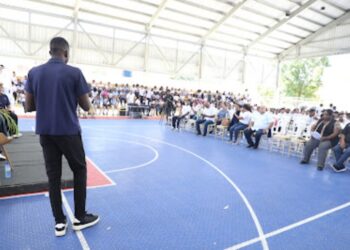 Atletas Olímpicos impactan el Liceo Ramón Emilio Jiménez a través del programa «El Deporte de la Mano con la Educación