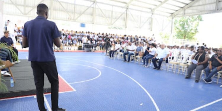 Atletas Olímpicos impactan el Liceo Ramón Emilio Jiménez a través del programa «El Deporte de la Mano con la Educación