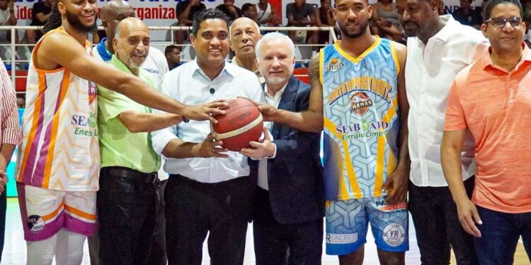 Taveras Guzmán destaca alta calidad  del torneo de baloncesto de la provincia SD