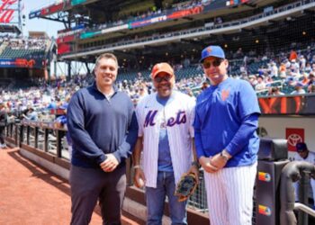 Defensor del Pueblo lanza la primera bola en partido de los Mets de Nueva York
