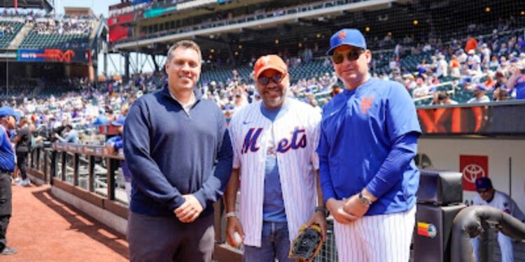 Defensor del Pueblo lanza la primera bola en partido de los Mets de Nueva York