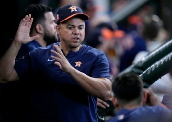 Leones anuncian al mánager Cintrón y su coaching staff