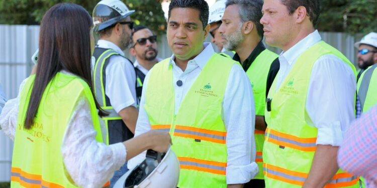 Carlos Bonilla y Kelvin Cruz  supervisan remodelación del Centro Olímpico Juan Pablo Duarte